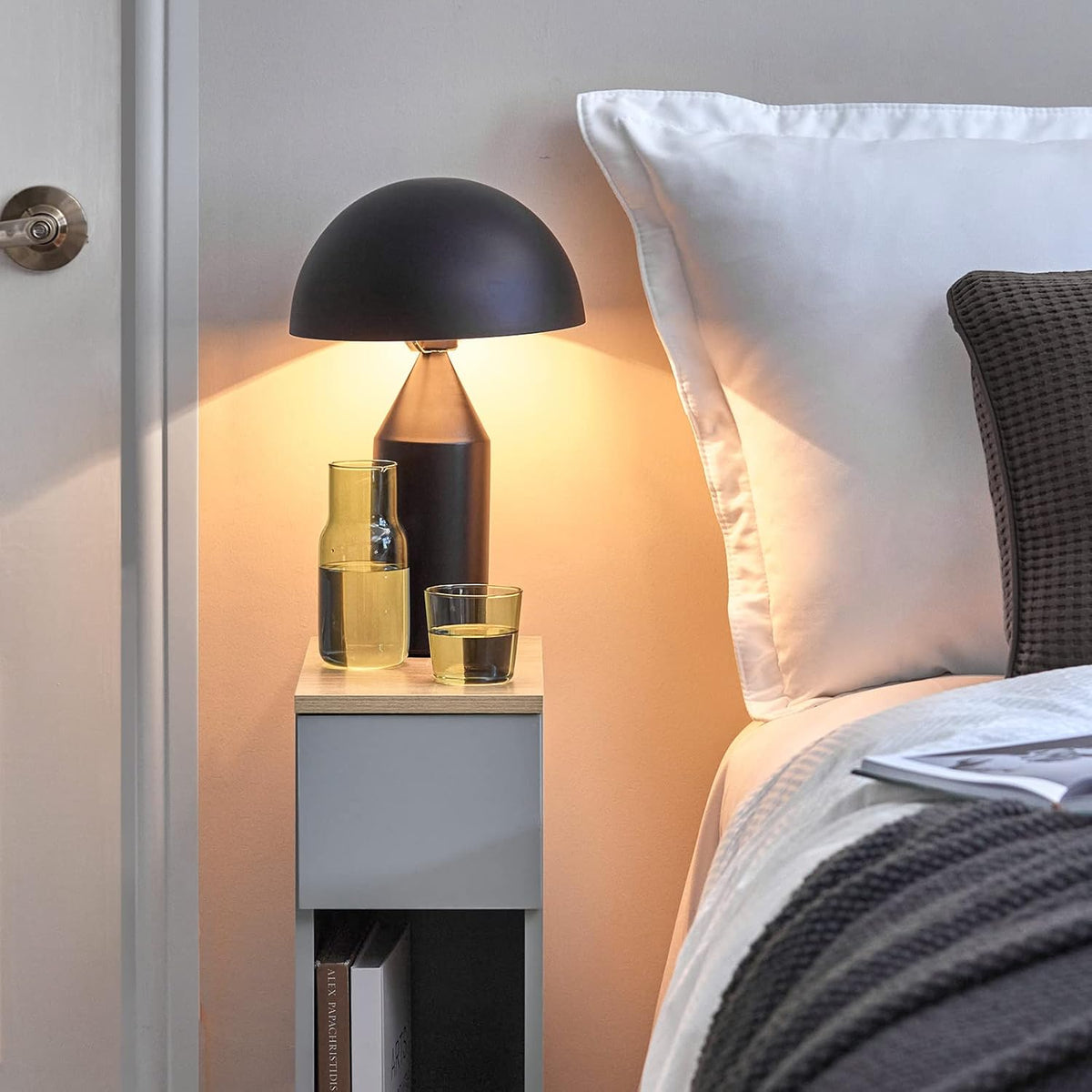 Table_de_chevet_grise_avec_lampe - Espace Enfant