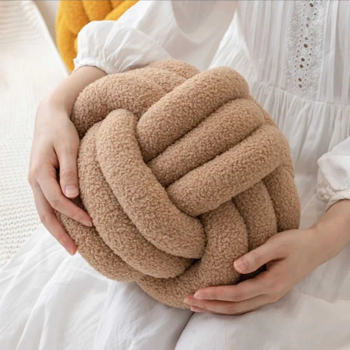 Coussin nœud boule rose et beige pour déco tendance Espace Enfant